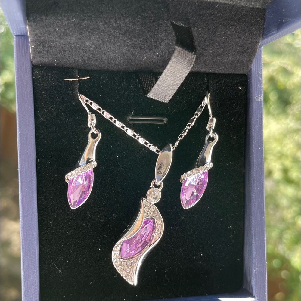 Crystal necklace and earring set - Picture 5 of 6